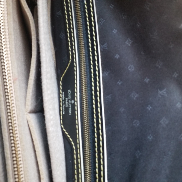 Louis Vuitton Suhali Lock It Satchel - Picture 8 of 9